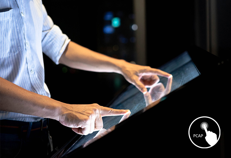 觸控螢幕顯示器投射式電容（PCAP）技術人員操作示意圖