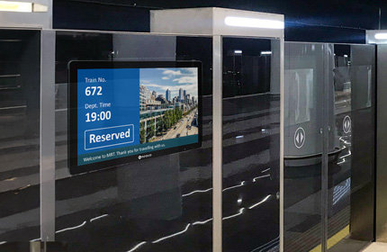 TTF-3201 32吋 月台門旅客資訊液晶顯示器於月台門情境圖_手機板