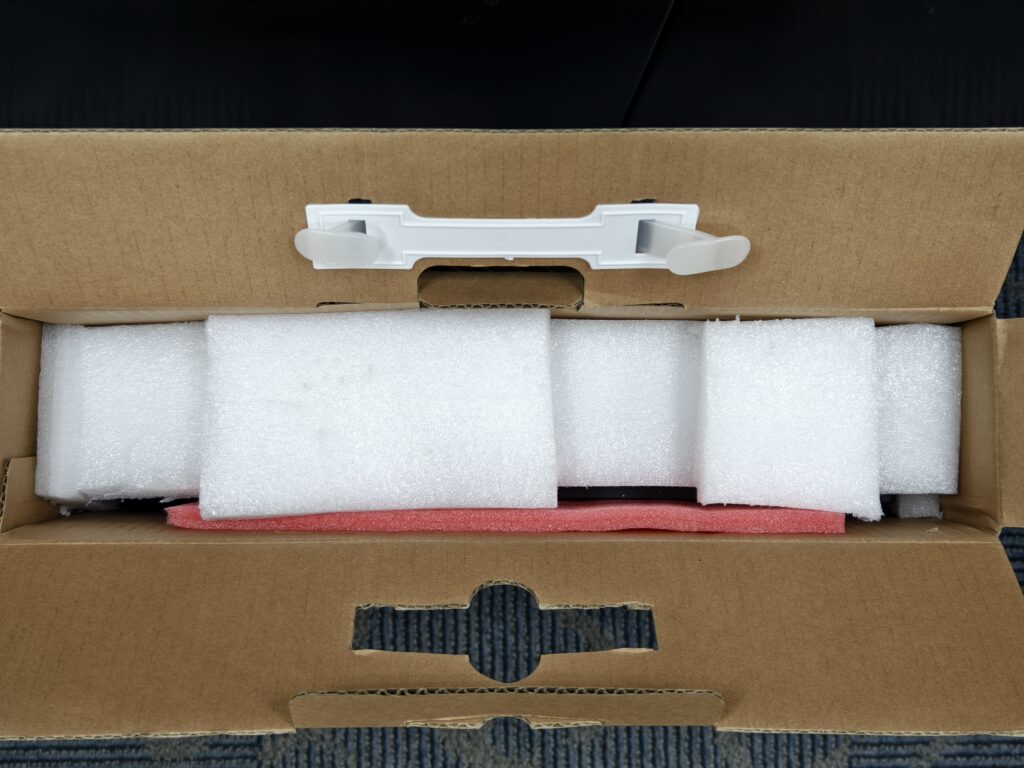 利用保護材料(如保麗龍或氣泡袋)在顯示器四周均勻塞滿保麗龍包材_包裝方式圖片